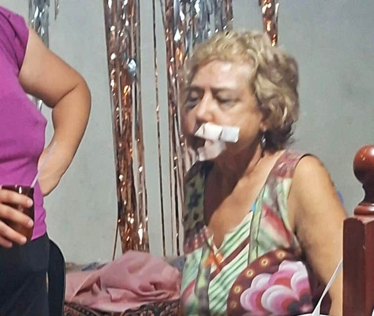 Le pidió un vaso de agua a una jubilada, la golpeó brutalmente y le robó