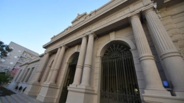 Una grave situación de violencia se vivió en un colegio santiagueño, con un ordenanza y su hijo