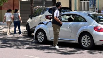Calculó mal, chocó un auto que estaba estacionado y destruyó los dos vehículos