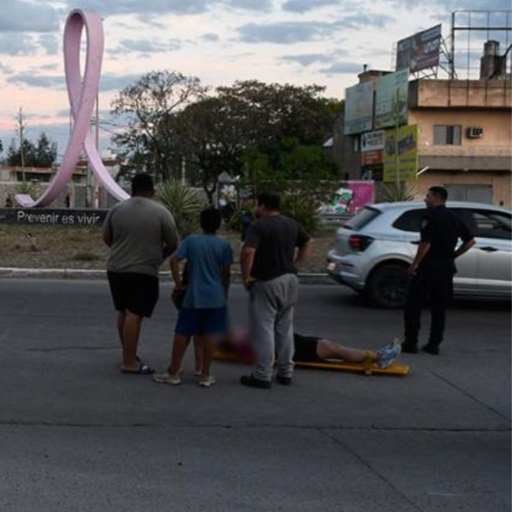 Derrape en la rotonda, madre e hija resultan lesionadas