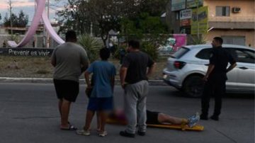 Derrape en la rotonda, madre e hija resultan lesionadas