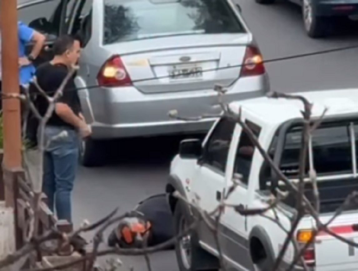 La Av. Belgrano, escenario de un nuevo accidente de tránsito: hospitalizaron a un motociclista
