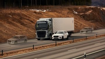 Camionero adelantó a otro vehículo sin notar la línea amarilla y le quitaron la licencia de conducir