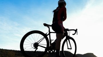 Depravado interceptó a una joven ciclista y le tocó las partes íntimas