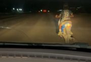 Quimilí: un menor conducía una moto por la ruta en plena oscuridad, sin luces y sin casco