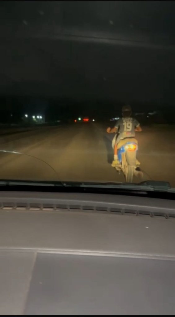Quimilí: un menor conducía una moto por la ruta en plena oscuridad, sin luces y sin casco