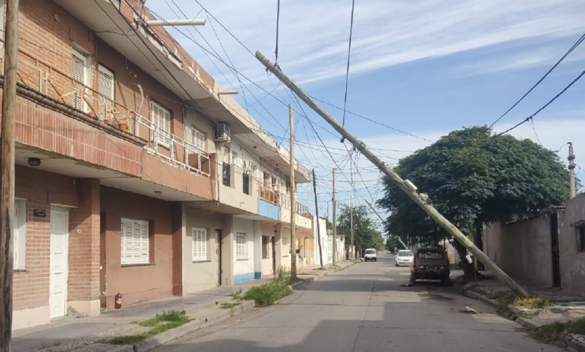 Vecinos de calle Cabanillas alertaron sobre el peligro de postes de luz inestables tras el temporal del viernes