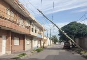 Vecinos de calle Cabanillas alertaron sobre el peligro de postes de luz inestables tras el temporal del viernes