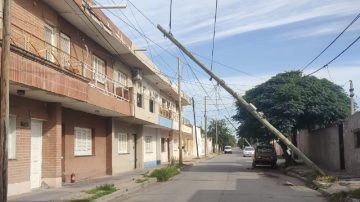 Vecinos de calle Cabanillas alertaron sobre el peligro de postes de luz inestables tras el temporal del viernes