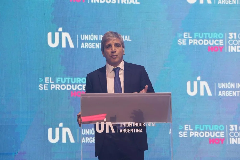 Caputo defendió el esquema cambiario: “La mayoría de los países no flota libremente”