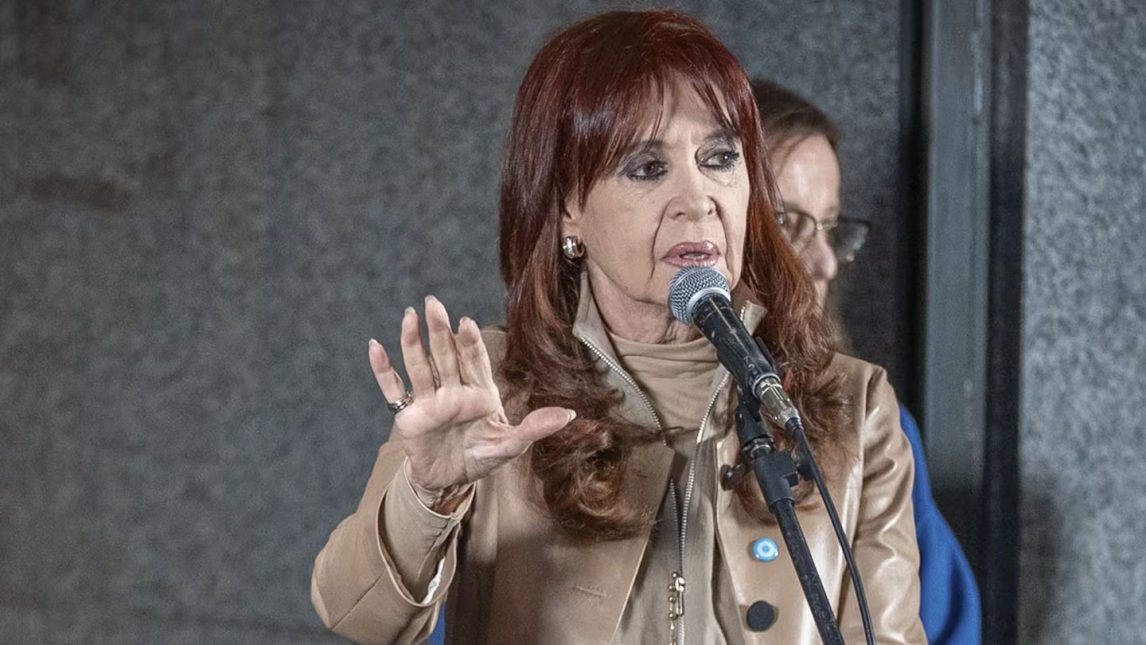 El Gobierno nacional le exige a Cristina devolver cerca de $1000 millones por jubilaciones y pensiones percibidas