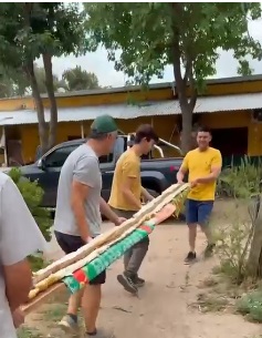 En Colonia Jaime cocinaron un choripán de 3,85 metros para compartir en familia y amigos