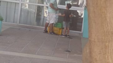 Indignación y preocupación: un menor trabajando solo en la calle, según relató una lectora que envió su denuncia al diario