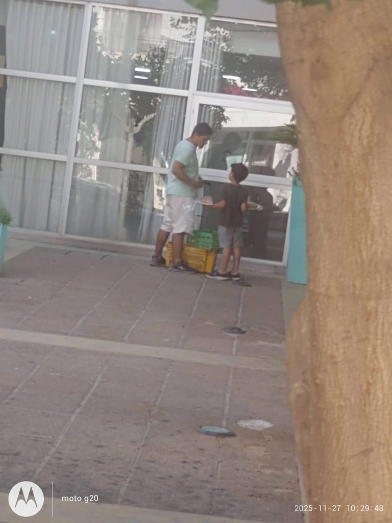 Indignación y preocupación: un menor trabajando solo en la calle, según relató una lectora que envió su denuncia al diario