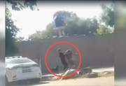 Video: policía fue grabado golpeando a dos mujeres en un operativo