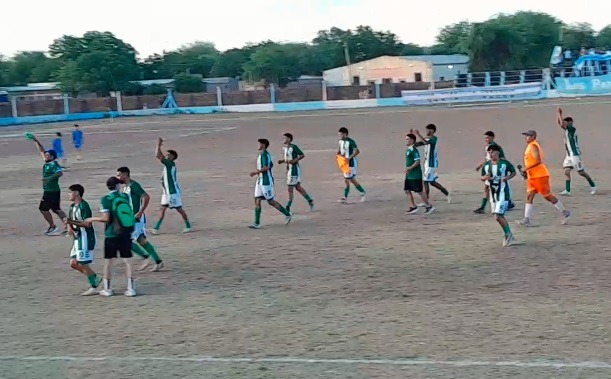 Defensores de Monte Quemado dio el golpe en Campo Gallo ante Comercio y es puntero