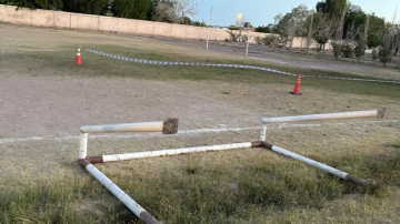 Tragedia: un chico se colgó del travesaño, se le cayó el arco encima y murió camino al hospital