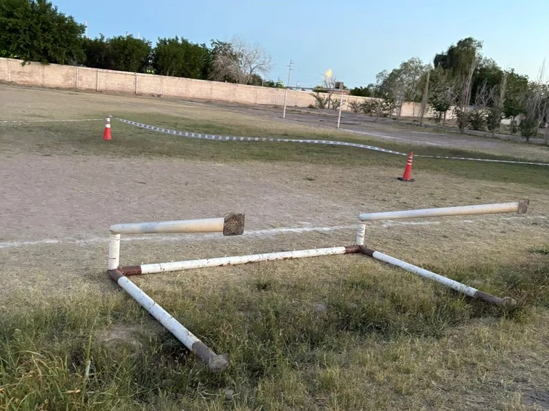 Tragedia: un chico se colgó del travesaño, se le cayó el arco encima y murió camino al hospital