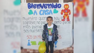 VIDEO: emotivo recibimiento en Añatuya a un niño que superó una grave enfermedad