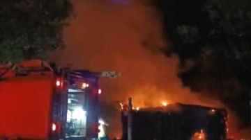 Una familia quedó con lo puesto tras el voraz incendio de su casa cerca de Los Juríes