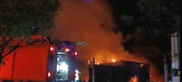 Una familia quedó con lo puesto tras el voraz incendio de su casa cerca de Los Juríes