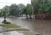 La lluvia genera complicaciones en La Banda: el agua entra en los negocios de Avenida Belgrano