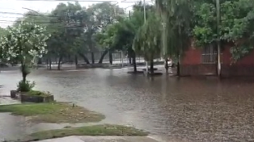 La lluvia genera complicaciones en La Banda: el agua entra en los negocios de Avenida Belgrano
