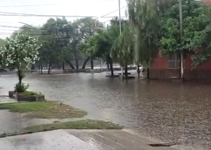 La lluvia genera complicaciones en La Banda: el agua entra en los negocios de Avenida Belgrano