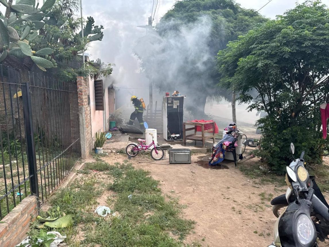 Voraz incendio de una vivienda por un cargador de celular: joven madre y sus dos hijas se salvaron de milagro