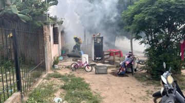 Voraz incendio de una vivienda por un cargador de celular: joven madre y sus dos hijas se salvaron de milagro
