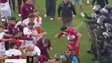 Deportivo Madryn eliminó a Morón en un final con graves incidentes: represión policial y gas pimienta