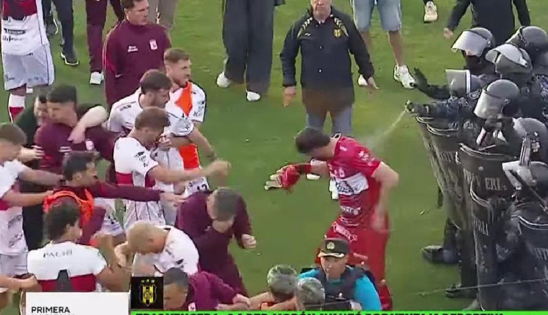 Deportivo Madryn eliminó a Morón en un final con graves incidentes: represión policial y gas pimienta