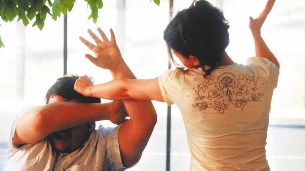 Pareja bebía y escuchaba música hasta que se desconocieron: la mujer le mordió la cara y le partió la frente de un fierrazo