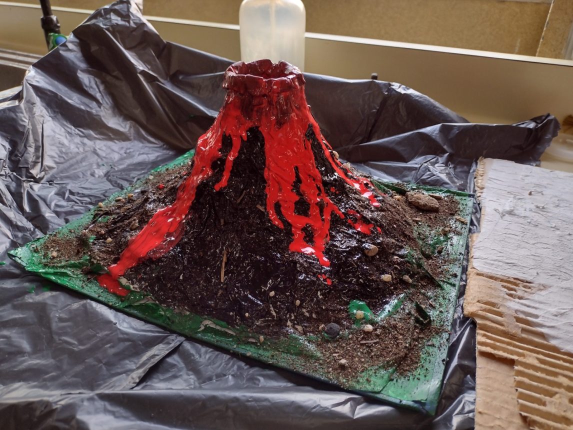 Una niña de 9 años hizo un volcán para la maqueta, le explotó en el rostro y sufrió graves quemaduras