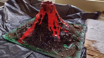 Una niña de 9 años hizo un volcán para la maqueta, le explotó en el rostro y sufrió graves quemaduras