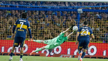 Marchesín tapó un penal y salvó al Chango Zeballos que había metido la mano en el área