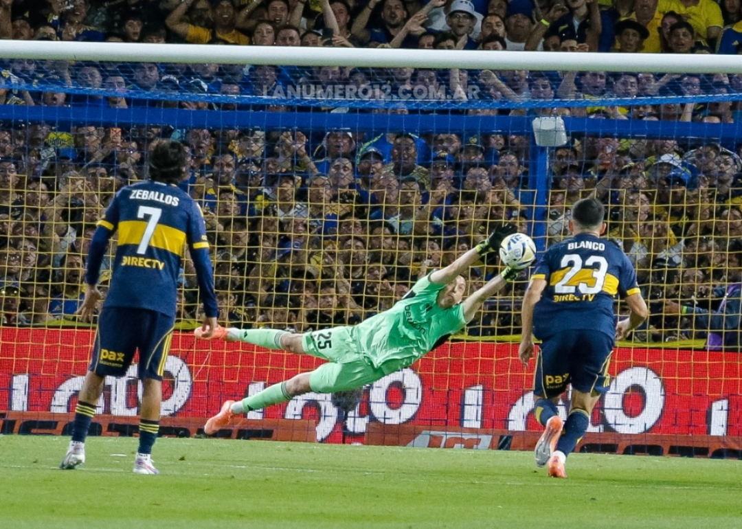 Marchesín tapó un penal y salvó al Chango Zeballos que había metido la mano en el área