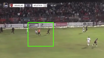 Video: un hincha de Douglas Haig ingresó a la cancha para agredir al árbitro Rekers