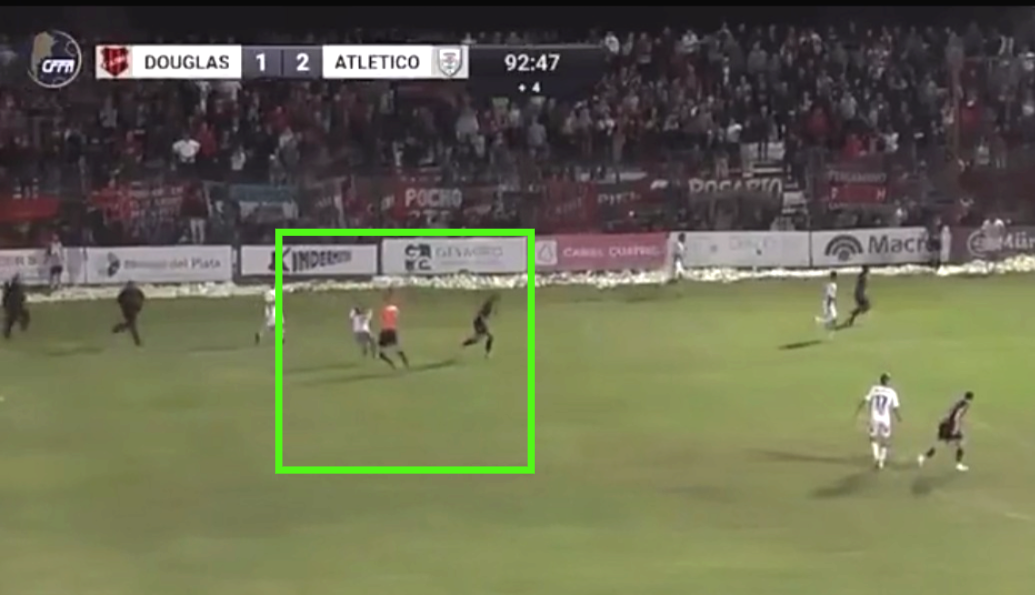 Video: un hincha de Douglas Haig ingresó a la cancha para agredir al árbitro Rekers