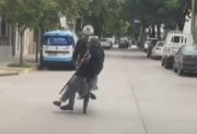 Un gesto que derrite corazones: la tierna imagen de una pareja mayor en bicicleta que emociona a todo el país