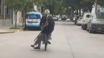 Un gesto que derrite corazones: la tierna imagen de una pareja mayor en bicicleta que emociona a todo el país