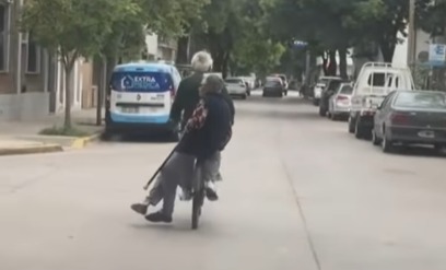 Un gesto que derrite corazones: la tierna imagen de una pareja mayor en bicicleta que emociona a todo el país