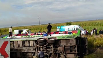 Tragedia en Mar Chiquita: dos personas murieron en un vuelco de colectivo de turistas camino a Mar del Plata