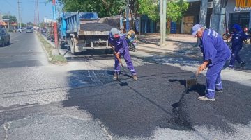 El calor no detiene los trabajos de mantenimiento de la Avenida Solís