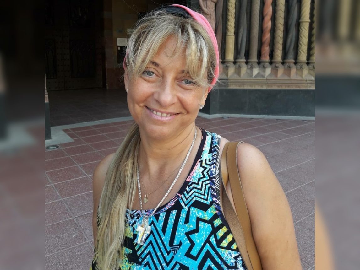 Con un pasillo de alumnos y colegas, se despidió la profe Judith Báez de García en la Normal de La Banda