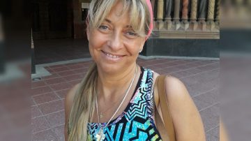 Con un pasillo de alumnos y colegas, se despidió la profe Judith Báez de García en la Normal de La Banda