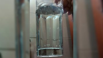 Vecinos denuncian agua sucia en algunos barrios y reclaman respuestas a la empresa abastecedora