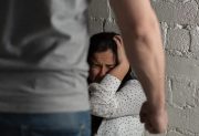 La policía intervino cuando una joven era agredida por su pareja: no quiso denunciarlo pero igual lo llevaron demorado