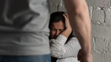 La policía intervino cuando una joven era agredida por su pareja: no quiso denunciarlo pero igual lo llevaron demorado