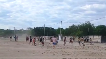 Video: un partido de la C-20 del fútbol amateur terminó en una pelea campal